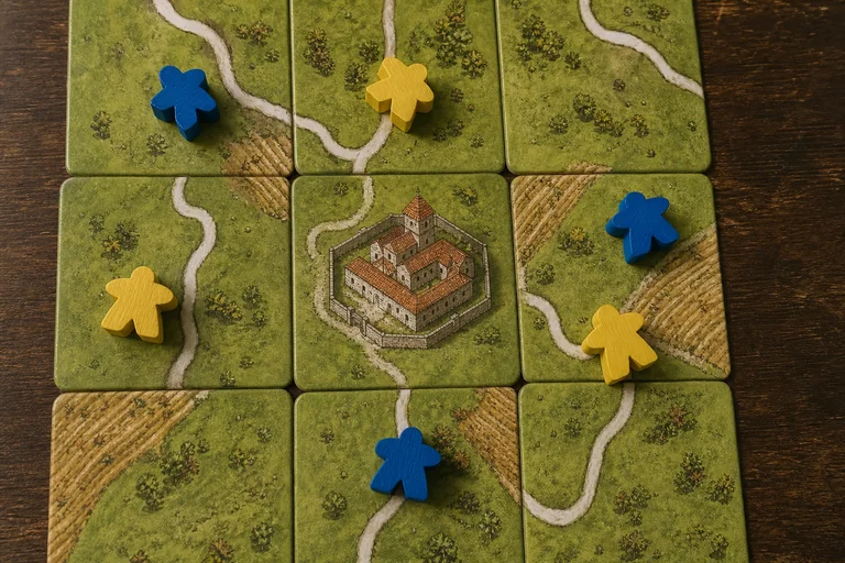 Giocatori che discutono la mossa con meeple gialli e blu